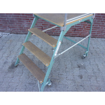 Platformtrap, werkhoogte 97 cm. Gebruikt.